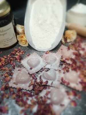 Ravioli con rose e miele di castagno at Pasta & Co in Santhia