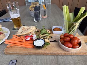 Naan Brot mit Gemüse und Frühlingsrolle  at Beachclub Lekker in Vrouwenpolder