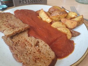Seitán con salsa de tomate y patatas at A Flama Tabierna in Zaragoza