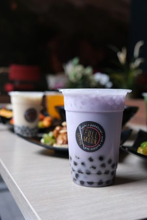 Taro coconut milk bubble tea at Full Moon Express in The Hague