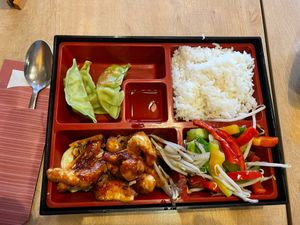 Vegan shrimp with vegan gyoza €14,50 at Full Moon Express in The Hague