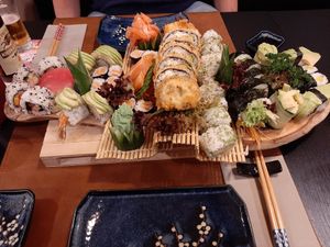 Op de linkerhelft de niet-vegan sushi van mijn vriend, rechts de heerlijke vegan combi! at Nobu Sushi in Leuven