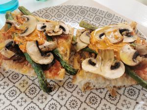 Coca con salsa romescu at L'autèntic in Begur