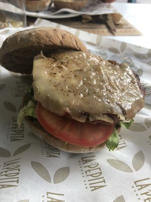 Hamburguesa beyond con queso vegano  at La Pepita Burger Bar in Pontevedra