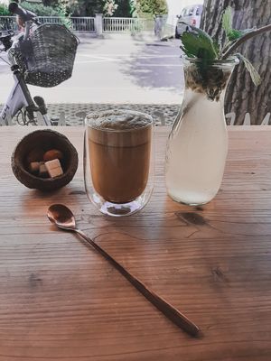 Kurkumalatte und Brennessel-Maracuja Limo at Hase im Mond in Bammental