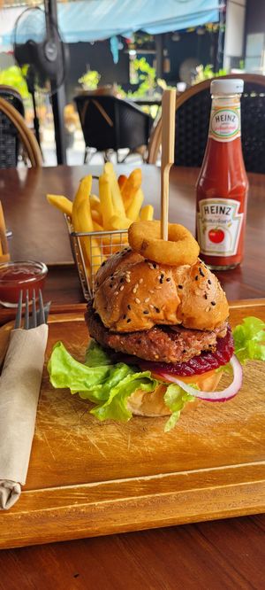One perfect vegan burger... seriously, the tastiest burger I've had in ages and chips are perfect.
Worth the walk and friendly staff.
Sometimes ya just need a burger fix at Big Boys' Burger Club in Phuket