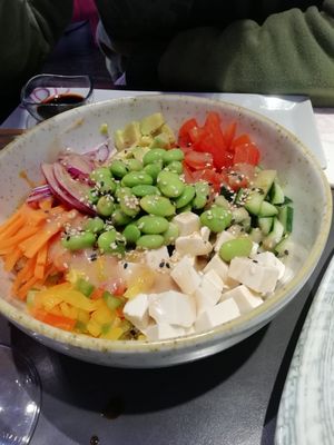 Powe bowl muy rico, la salsa era muy buena, como apunte podrían marinar un poco el tofu porq este es tal cual del paquete. at Miss Sushi in Lleida