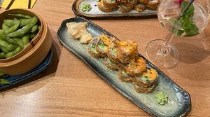 Edamame und Crunchy Ente-Imitat-Sushi  at Sakura in Mannheim