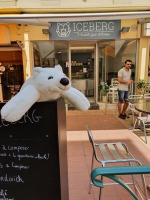 La mascotte et le patron! at Iceberg in Menton