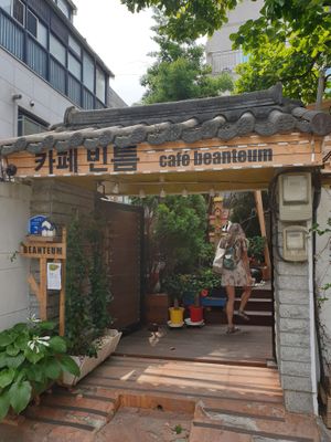 Look for this at end of deadend at Cafe Beanteum in Seoul