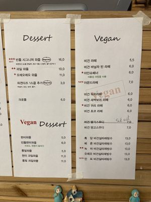 Vegan items clearly labeled at Cafe Beanteum in Seoul