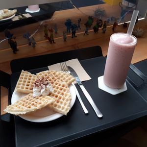 Waffle n smoothie at Cafe Beanteum in Seoul