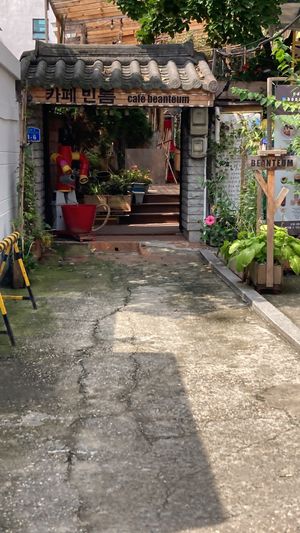 Entrance to the cafe  at Cafe Beanteum in Seoul