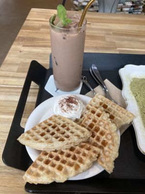 Mini chocolate latte and rice waffle  at Cafe Beanteum in Seoul