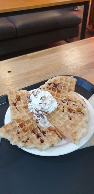 Vegan Plain Waffle at Cafe Beanteum in Seoul