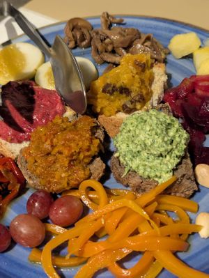 Piattone vegano at Il Bivio Trattoria da Fedio in Ampio