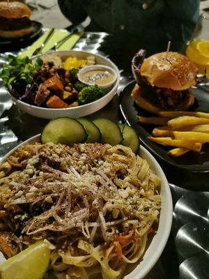 Platos de la carta. Hamburguesa vegetariana, bowl vegetariano y noodles con verduras   at Viva in El Prat De Llobregat
