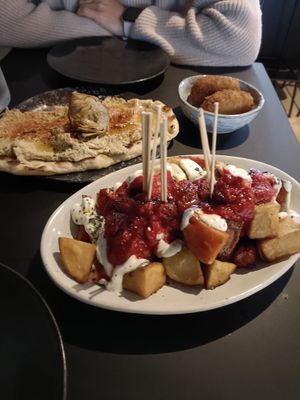 Patatas bravas, hummus de alcachofa y croquetas de castaña. Pedimos tb un durum de heura y el Lilo bowl però no tenemos fotos #Veganuary at Viva in El Prat De Llobregat