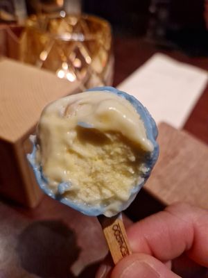 Passion Fruit Ice Pop Cake with with choc 10/10 at Nooch in Bern