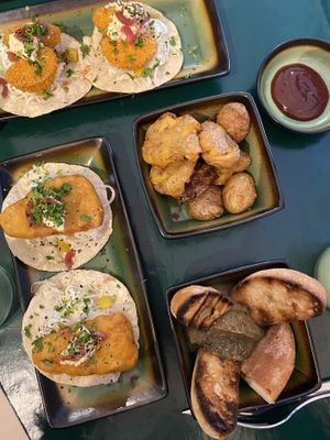 « Fish » and « Chicken » tacos, pommes de terres grenailles et caviar d’aubergines   at B.Better in Paris