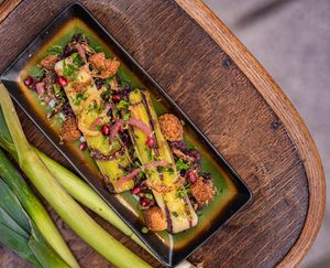 Poireau Bio (-200km) rôti au BBQ sauce au vin chaud épicé at B.Better in Paris