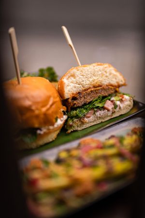 Burger Beyond Meat coupé en 2 at B.Better in Paris