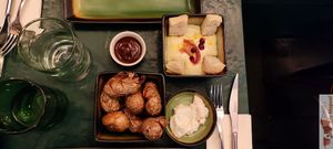 TAPAS DE SAISON :
Petites patates croustillantes et fondantes, Véganaise maison
• Hummus épicé*, Pickles maison, Grenade, Pain grillé au BBQ at B.Better in Paris