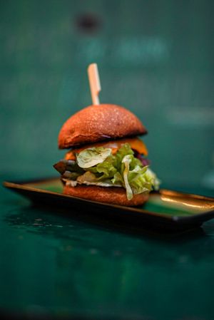 Burger grillé au BBQ at B.Better in Paris