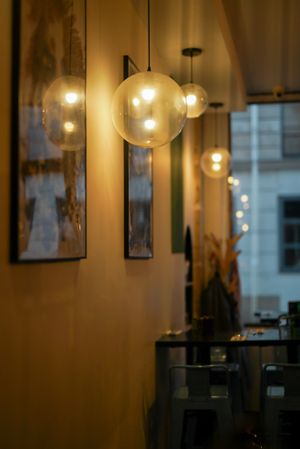 ambiance intérieure avec portraits de vegan celebres au mur at B.Better in Paris