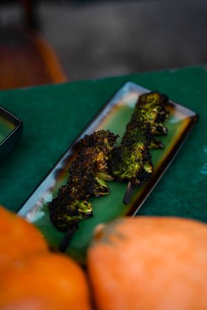 Brochettes de brocolis marinés et grillés au BBQ at B.Better in Paris