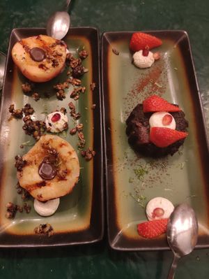 Nectarine rôtie / Gâteau chocolat et fraise at B.Better in Paris