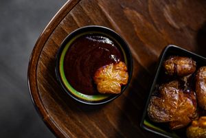 Patates croustillantes et sauce BBQ at B.Better in Paris