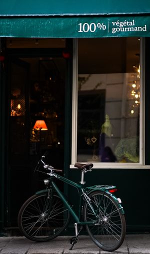 Devanture et vélo mascotte at B.Better in Paris