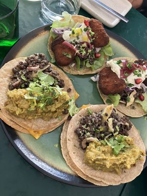 No chicken taco ; quesadillas et guacamole   at B.Better in Paris