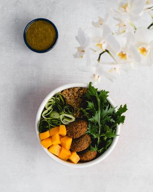 Bowl Bindi (Falafel, mix de lechugas asiáticas, pepino, mango, chutney de cilantro, quinua) at La Lleva in Bogota
