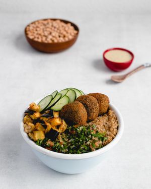 Bowl Simsim  (Falafel, tabule, pepino, berenjena, salsa de tahini y yerbabuena, quinua) at La Lleva in Bogota