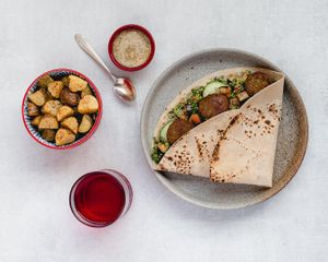 Sánduche Simsim (Falafel, tabule, pepino, berenjena, salsa de tahini y yerbabuena en pan servilleta) at La Lleva in Bogota