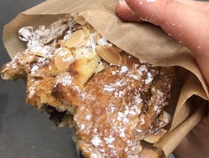 Pain au chocolat et aux amendes  at Land & Monkeys - Turenne in Paris