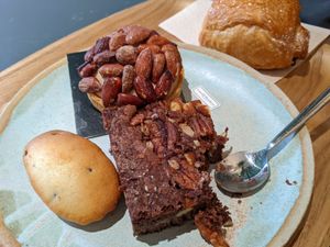 Brownie, tartlette, Madeleine at Land & Monkeys - Turenne in Paris