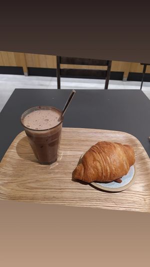 Chocolat chaud et croissant at Land & Monkeys - Turenne in Paris
