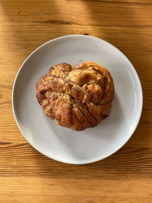 Cinnamon roll   at Land & Monkeys - Turenne in Paris