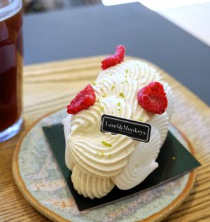 Pavlova at Land & Monkeys - Turenne in Paris