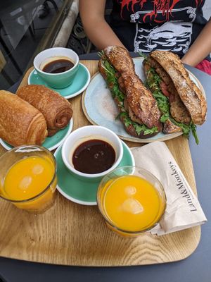 2x coffee, orange juice, pain au choco and sandwich: 29€ at Land & Monkeys - Turenne in Paris
