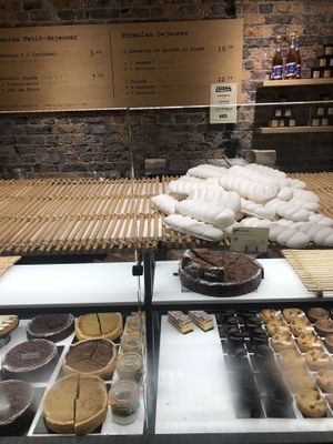 Meringues and cakes  at Land & Monkeys - Turenne in Paris