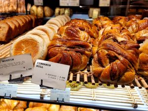 Cinnamon roll at Land & Monkeys - Turenne in Paris