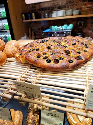 Focaccia tomates olives at Land & Monkeys - Turenne in Paris