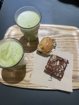 Brownie and matcha latte  #Veganuary at Land & Monkeys - Turenne in Paris