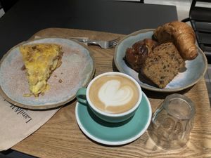 breakfast   at Land & Monkeys - Turenne in Paris
