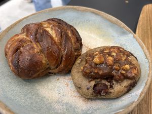 Cinnamon roll & Famous Monkey cookie  at Land & Monkeys - Turenne in Paris