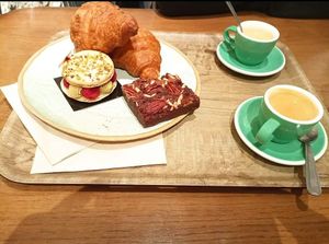 Tasty breakfast in Paris at Land & Monkeys - Turenne in Paris